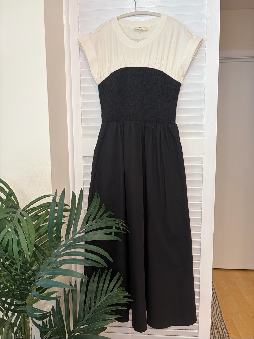 Entro Sleek Black and White Smocked Midi Dress Size M